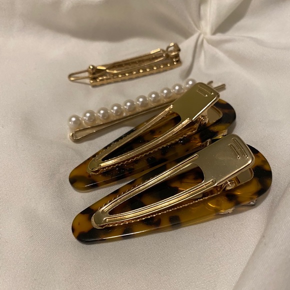 Bundle of Fashion Hair Clips four (4) ✨ - Picture 3 of 5